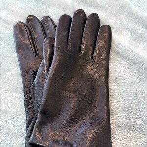 Isotoner Elegant Black Leather Gloves